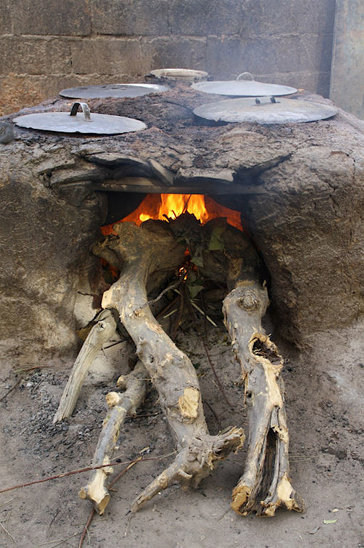Fire and firewood for boiling the wort ( Photo Alexandre Magot)